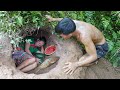 Primitive Life: Easy Dig Secret Underground House - Find Food for Survival meet Girl