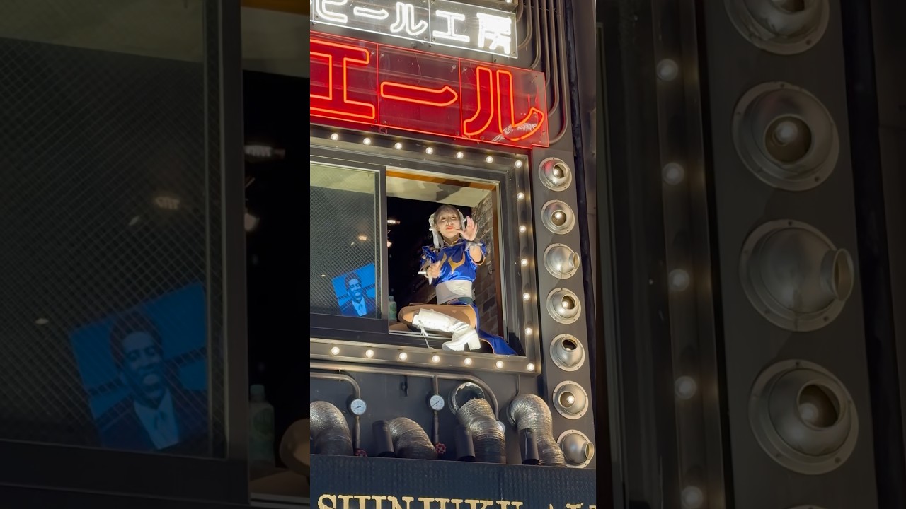 REAL!? Chun-Li at the window of Shinjuku bar in Tokyo | ふと見上げると新宿バーの窓に春麗 チュン リーが座っていた