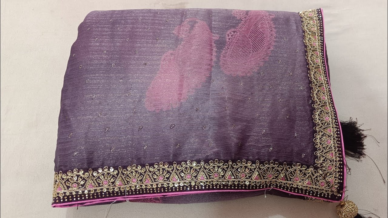 सिंपल शॉवर साड़ी आने जाने के हिसाब की जो हर कोई लेना चाहता है।