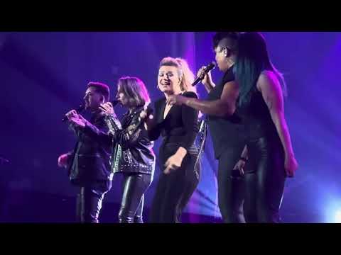 Kelly Clarkson Performs Queen Of The Night At The Chemistry Vegas Residency On 21024.