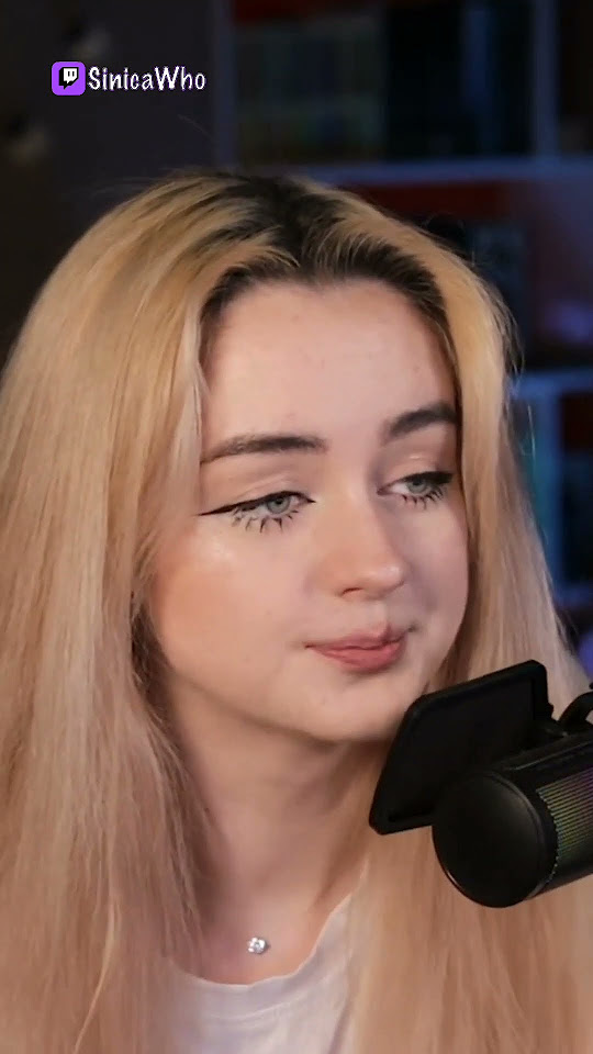 Чтение вне дома #стримерша #twitch #нарезки #твич #нарезка #sinicawho ...