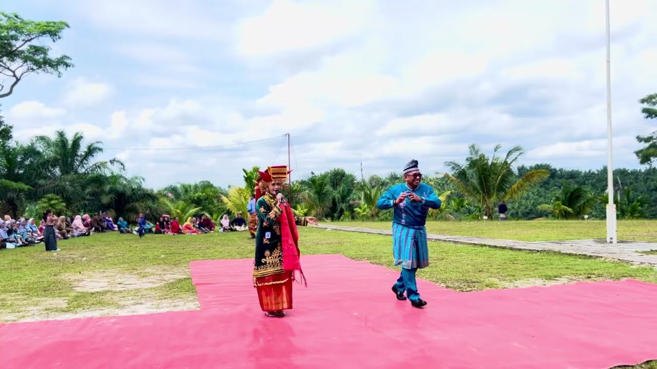 juara 1 lomba karaoke guru SMA N 2 KERINCI memperingati HARDIKNAS. Peserta sekecamatan kikan