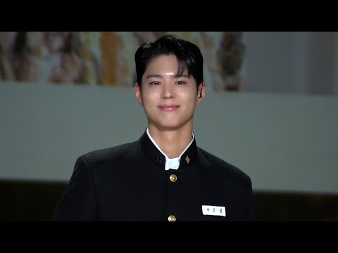 PARK BO GUM MUSIC STAGE WITH IU BEHIND FILM