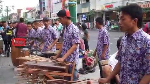Sayang - Via VaLLen (Cover AngkLung Jogja) Malioboro Depan Luwes