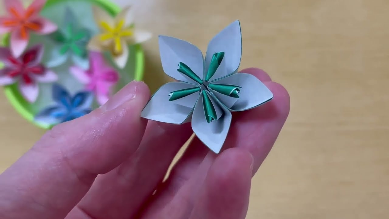 4センチのミニミニ折り紙でいつもの花の裏バージョン - YouTube