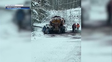 Drivers help stuck ODOT truck near Santiam Pass