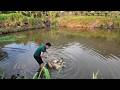 Un día tranquilo en el campo: dar de comer a las gallinas, cortar la hierba para los peces, cocinar.