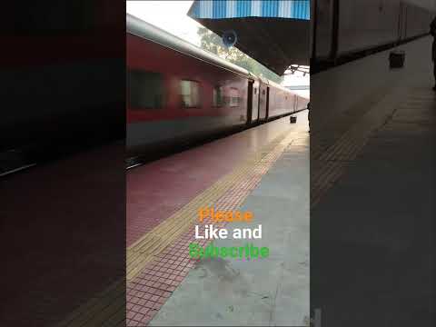 Train Dangerously Crosses#12801