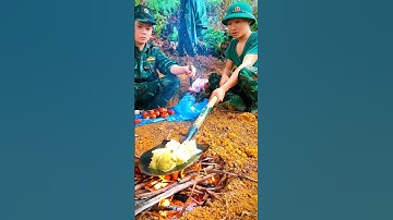 Bửa ăn tranh thủ tiếp tục với nhiệm vụ của các chú bộ đội