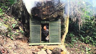 Building complete survival bushvraft shelter under the giant rock, bushcraft alone