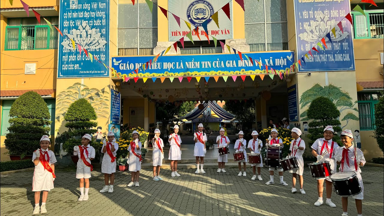 Đi bộ, sang đường an toàn - trường Tiểu học Bùi Văn Ngữ