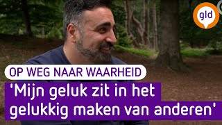 Klaas gaat al fietsend met Sinan Can op zoek naar de waarheid