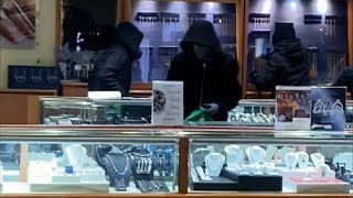 Robbery of jewelry store in Ontario caught on camera