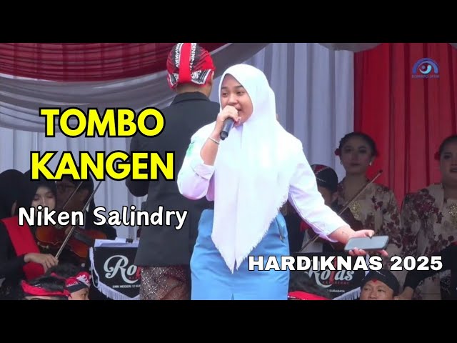 Xotinim dushda bolganida men xizmatkorni sikdim.