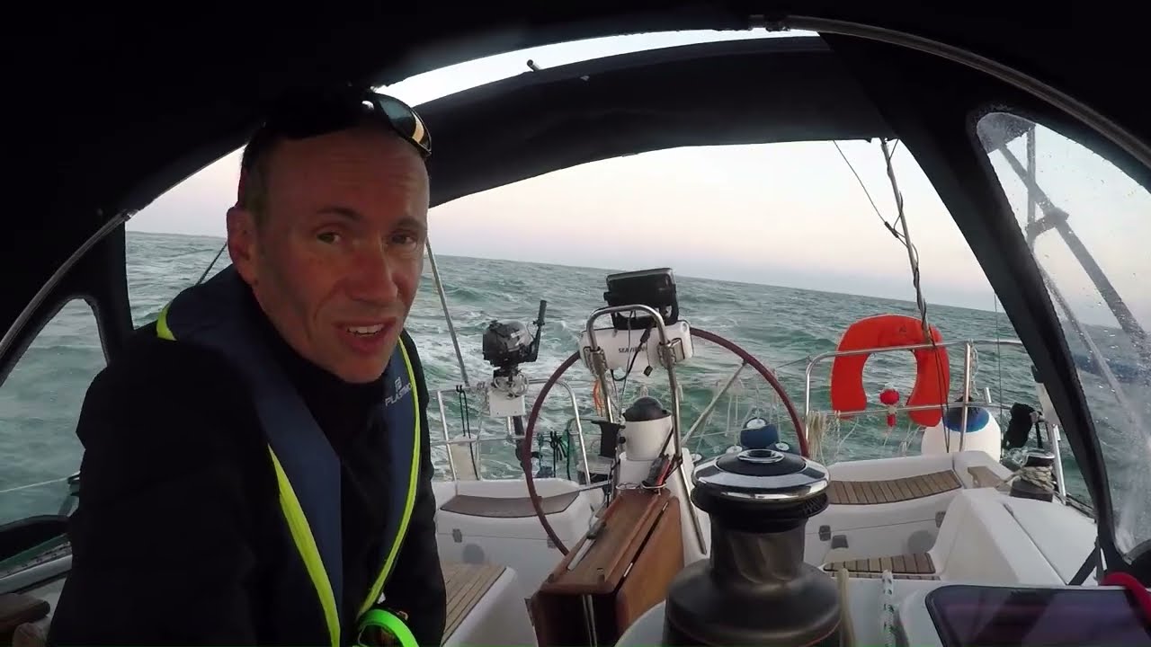 EP9 - Le Pertuis Antioche en voilier avec les filles: La Rochelle. Fin musclée et arrivée de nuit...