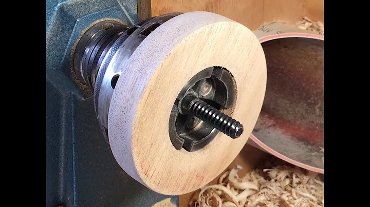 Richard Raffan turns a chuck collar