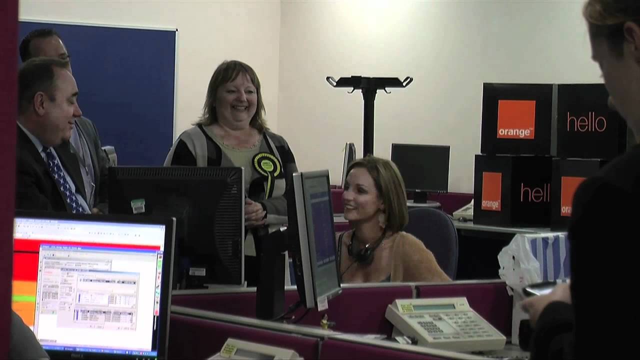 Alex Salmond joins Anne McLaughlin at T-Mobile in Inverclyde