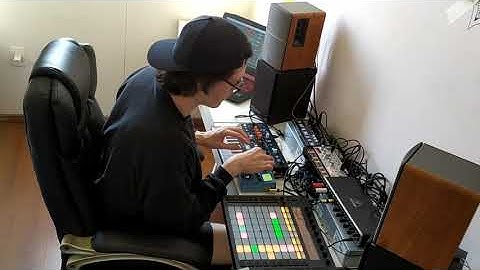 Arturia Microfreak, Korg Volca Kick, Volca Bass, Zoom MS70cdr, Valhalla, Ableton Push Jam