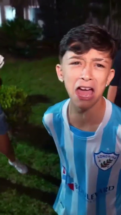 Aí eu cai eu cai de maduro eu escorreguei na casca da banana kkkkkkkkk #ricardinho #naodeixaflopar