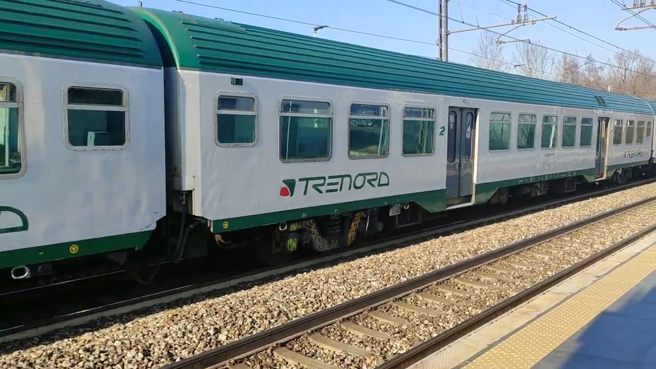 E464.239 + E464.383 Trenord in DTS con mdvc alla stazione di Cucciago