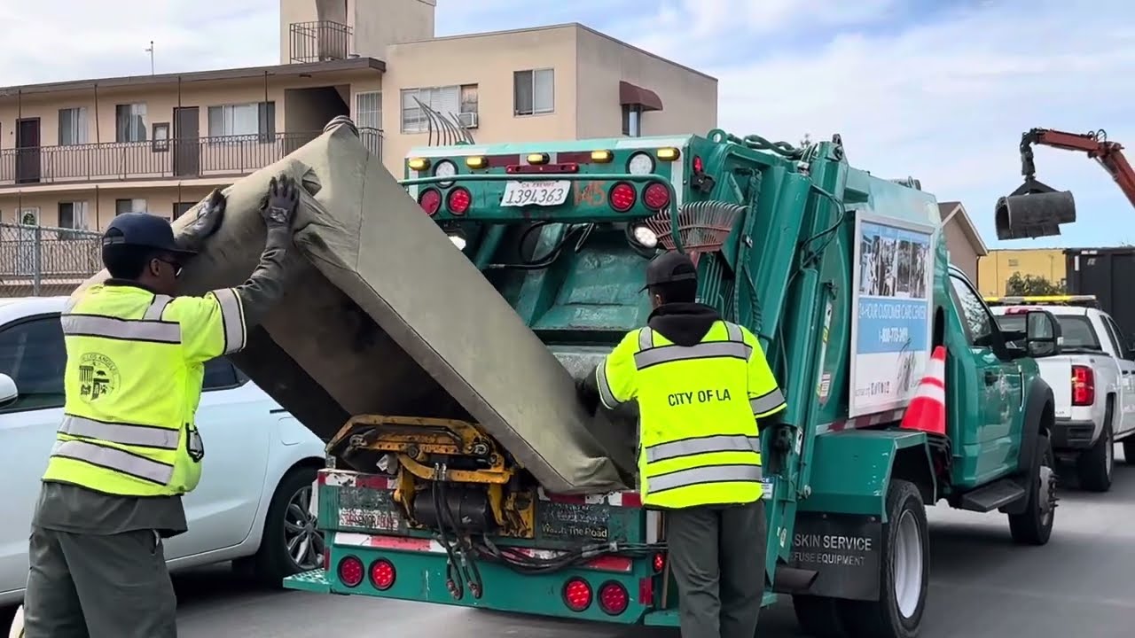 L.A. Sanitation’s Finest: Small Rear Load Garbage Truck on Illegal Dumps (Pt.4)