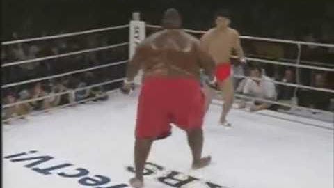 Walka zawodnik sumo (300kg) vs zawodnik MMA(74kg)