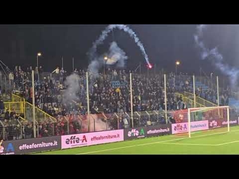 Video Lecco vs Brescia Lingresso degli Ultras del Brescia nel settore ospiti