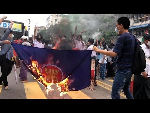 Myanmar: Protesters burn ASEAN flag