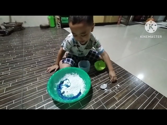 Razka Hanan| Razka membuat playdoh dari tepung yang aman untuk main sama baby Hanan 👶 class=