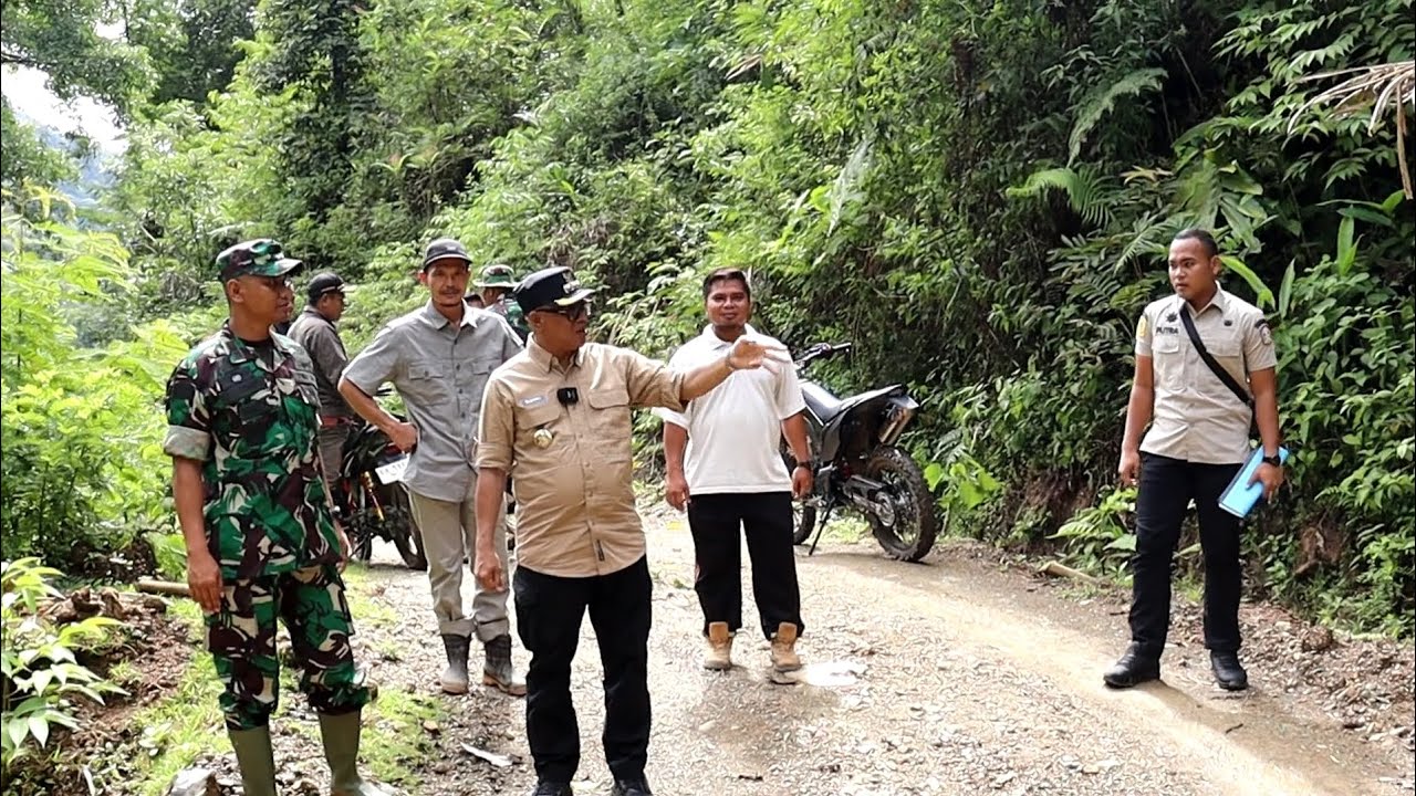 satu hari penuh telusuri jalan desa terpencil di kecamatan Batang asai