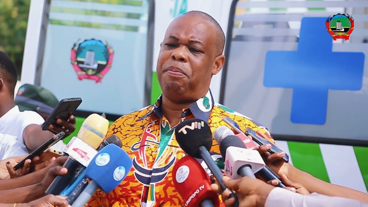 LUÍS MADUBULA GIQUIRA, FAZ ENTREGA DE DUAS AMBULÂNCIAS E SEIS MOTORIZADAS