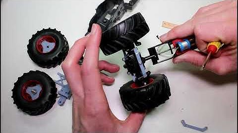 RC Claas Xerion Build Part 3 - Support struts and universal joints