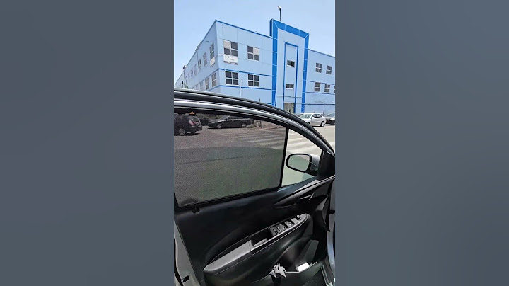 השחרת חלונות לרכב באמצעות וילונות מגנטיים TROKOT. דגם עם פתח למראה סטנדרט.