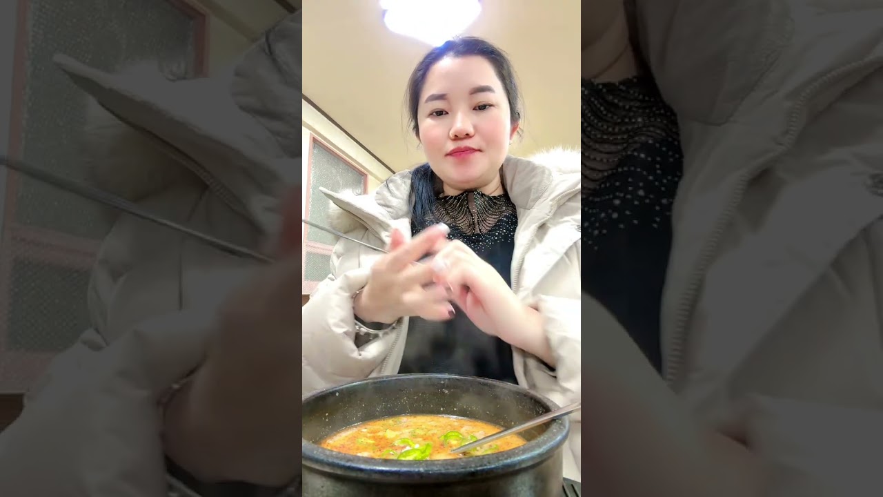 यो चाहिँ बङ्गुरको मासुबाट सुन्देको बनाको हो। कोरियनबाट चाहिँ नेपाली नाम चाहिँ थाहा भएन मलाई🥘yummy🤤 ￼