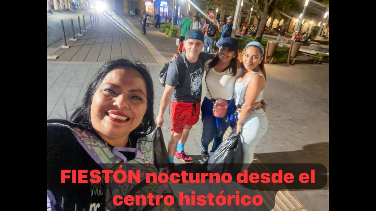 De fiesta en la plaza de noche  con clavo y viky