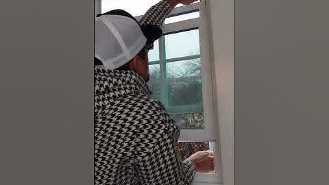 How to Remove a Window Screen