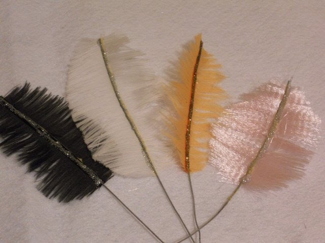 Ideas para hacer manualidades con plumas  Manualidades, Guirnalda de plumas,  Plumas decoracion