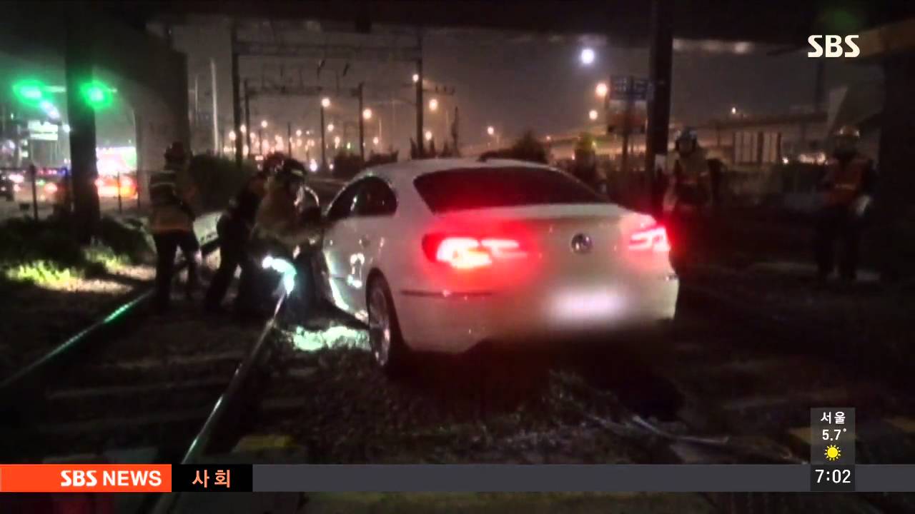'내비'잘못 봤다가…철도 건널목 진입한 승용차 / SBS