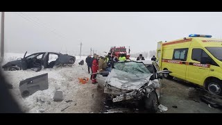 "Приора" и "Опель" всмятку в смертельном ДТП в Самарской области