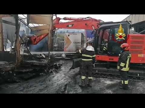 Montefredane: ancora in corso lo spegnimento dell'incendio