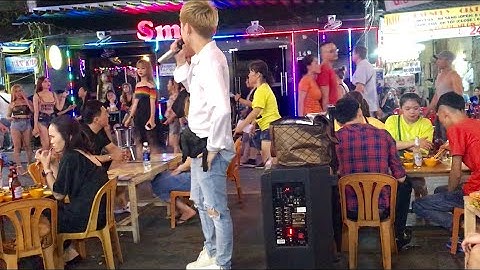 Thay Tôi Yêu Cô Ấy - Trần Quang Hùng Cover tại Bùi Viện với dàn model catwalk sau lưng