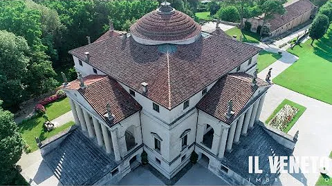 Che cosa caratterizza l'esterno di Villa Almerico Capra?