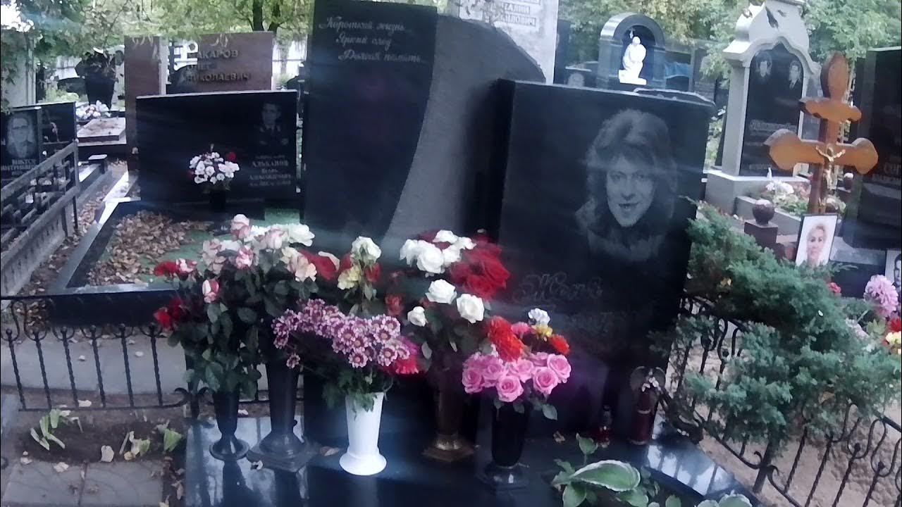 Почему умерла женя. Могила жени Белоусова 1997. Похороны жени Белоусова 1997. Женя Белоусов могила 1997.