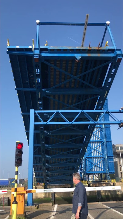 A Short Symphony for Aggressive Flying Bridge and Honest Vessel