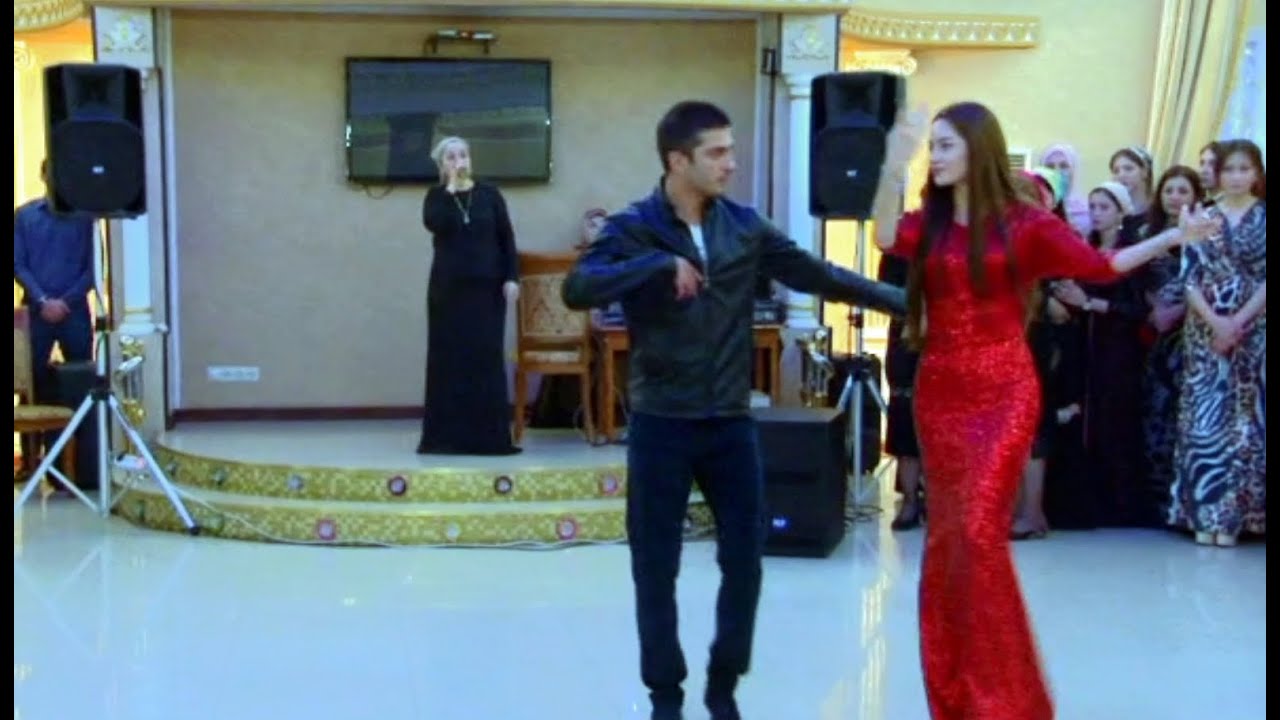 Чеченские Девушки и Парни красиво танцуют лезгинку на свадьбе. 2023 ...