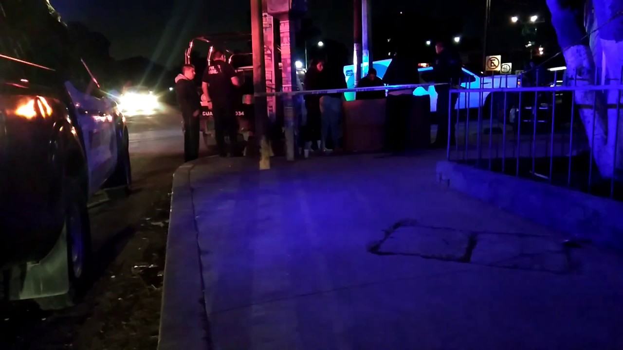 Muere al ser impactado en una Camioneta - YouTube