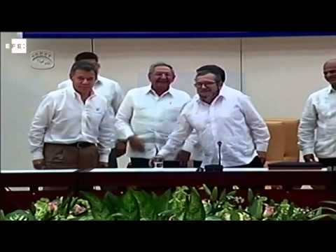 Histórico apretón de manos entre presidente Santos y Timochenko en La Habana