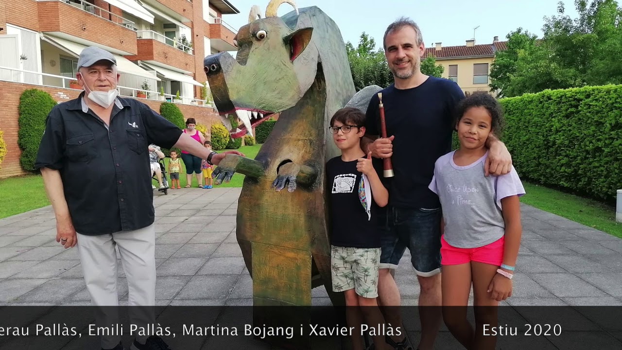Construcció d'un Drac de Festa Major al balcó de casa!