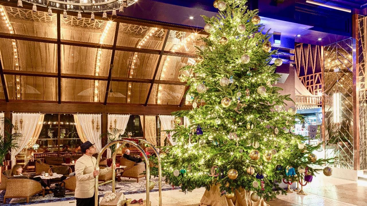 Albero Di Natale Swarovski Milano 2019.A Marbella Un Albero Di Natale Da 14 Milioni Di Euro Sui Rami Diamanti Gioielli E Borsette D Oro Youtube