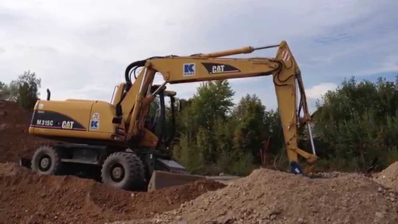 Cat M315C beim Aufschichten von Recyclingmaterial